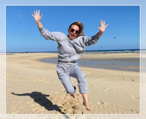 Bluza dresowa z haftem i ozdobnym rękawem Bella