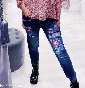 Spodnie jeansowe  z naszywkami  Color