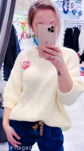 Miękki sweterek z broszką FLOWER