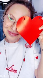 Sweter z miłosnymi haftami LOVE